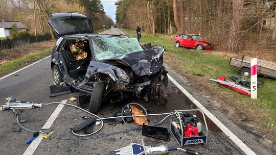 Pow. włodawski. Czołowe zderzenie osobówek w Dominiczynie [ZDJĘCIA]