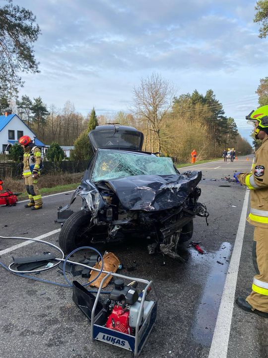 Pow. włodawski. Czołowe zderzenie osobówek w Dominiczynie [ZDJĘCIA]