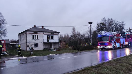 Płonął dom w gminie Urszulin. Z ogniem walczyło 8 zastępów [ZDJĘCIA]