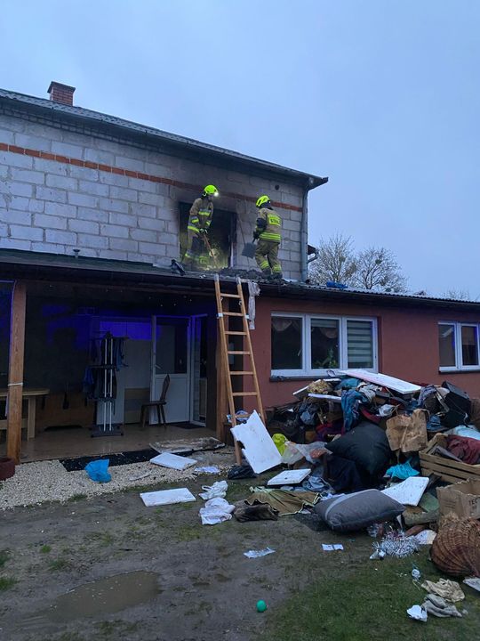 Płonął dom w gminie Urszulin. Z ogniem walczyło 8 zastępów [ZDJĘCIA]
