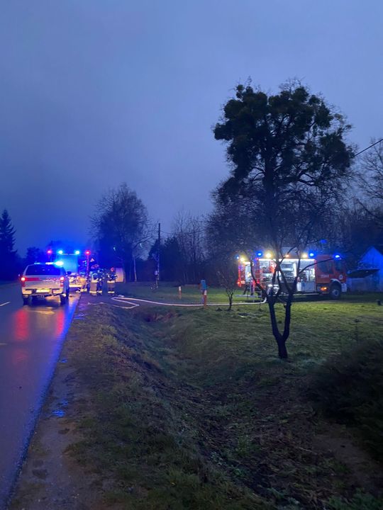 Płonął dom w gminie Urszulin. Z ogniem walczyło 8 zastępów [ZDJĘCIA]