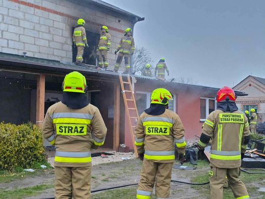 Płonął dom w gminie Urszulin. Z ogniem walczyło 8 zastępów [ZDJĘCIA]