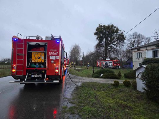 Płonął dom w gminie Urszulin. Z ogniem walczyło 8 zastępów [ZDJĘCIA]