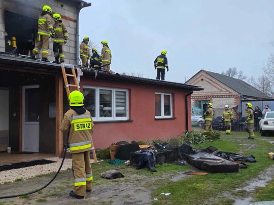 Płonął dom w gminie Urszulin. Z ogniem walczyło 8 zastępów [ZDJĘCIA]