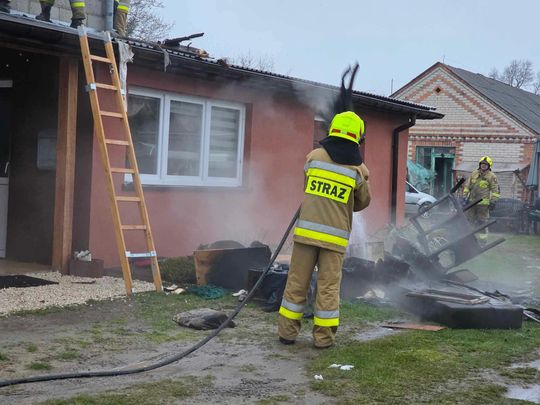 Płonął dom w gminie Urszulin. Z ogniem walczyło 8 zastępów [ZDJĘCIA]
