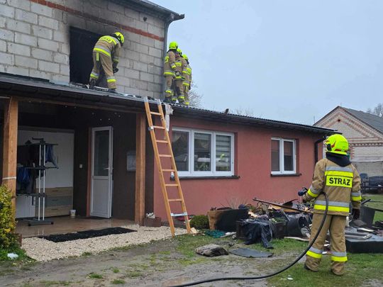 Płonął dom w gminie Urszulin. Z ogniem walczyło 8 zastępów [ZDJĘCIA]