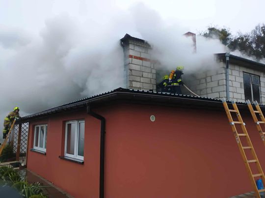 Płonął dom w gminie Urszulin. Z ogniem walczyło 8 zastępów [ZDJĘCIA]