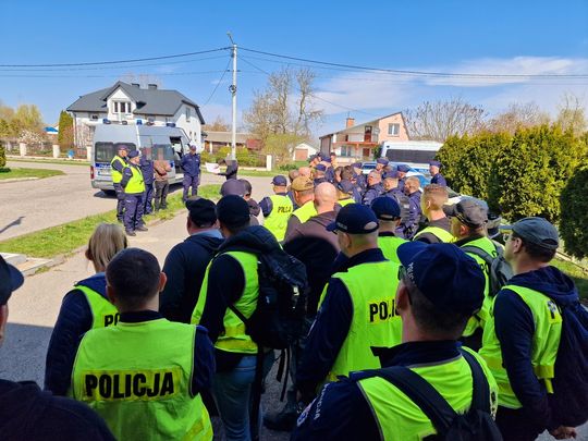 Szukają go z powietrza, wody i lądu [ZDJĘCIA]
