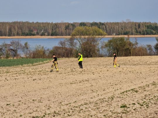 Szukają go z powietrza, wody i lądu [ZDJĘCIA]