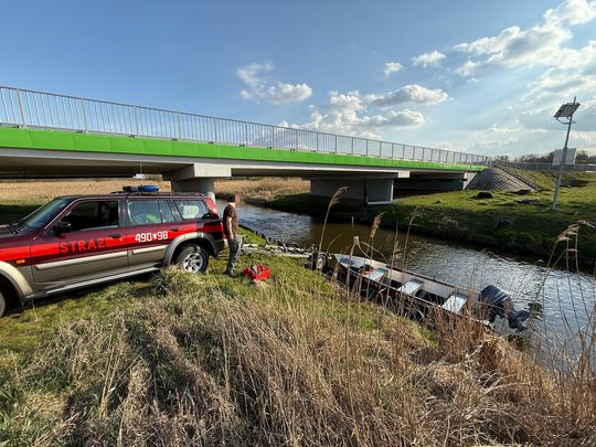 Szukają go z powietrza, wody i lądu [ZDJĘCIA]