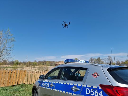 Szukają go z powietrza, wody i lądu [ZDJĘCIA]