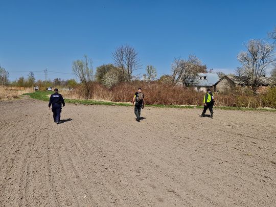 Szukają go z powietrza, wody i lądu [ZDJĘCIA]