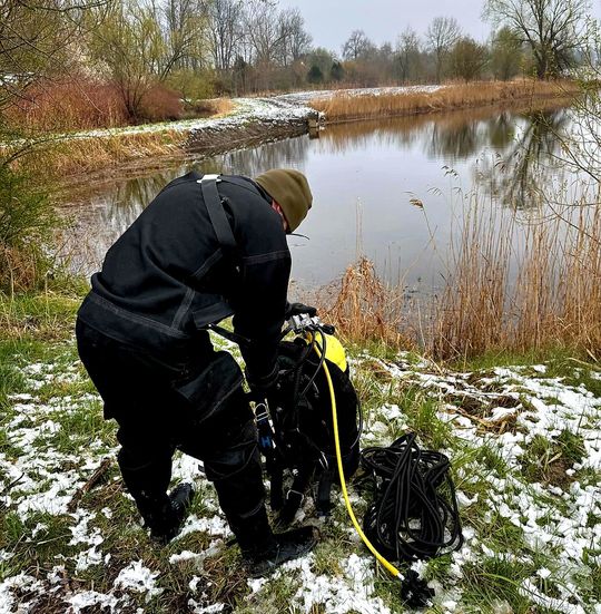 Szukają go z powietrza, wody i lądu [ZDJĘCIA]