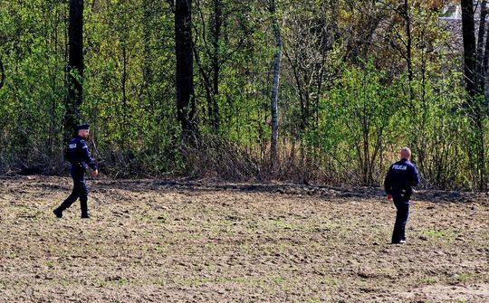 Szukają go z powietrza, wody i lądu [ZDJĘCIA]