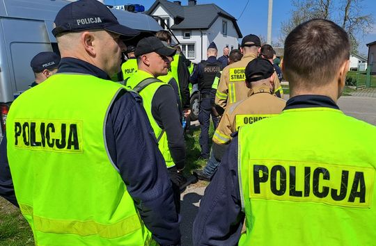 Szukają go z powietrza, wody i lądu [ZDJĘCIA]