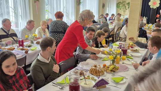 Chełm. Przedświąteczne spotkanie wielkanocne w Warsztacie Terapii Zajęciowej Caritas w Chełmie [GALERIA ZDJĘĆ]