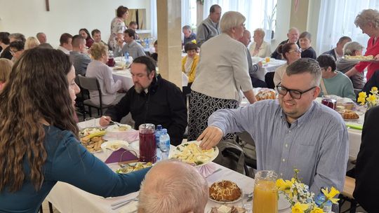 Chełm. Przedświąteczne spotkanie wielkanocne w Warsztacie Terapii Zajęciowej Caritas w Chełmie [GALERIA ZDJĘĆ]