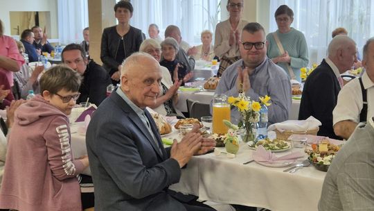 Chełm. Przedświąteczne spotkanie wielkanocne w Warsztacie Terapii Zajęciowej Caritas w Chełmie [GALERIA ZDJĘĆ]