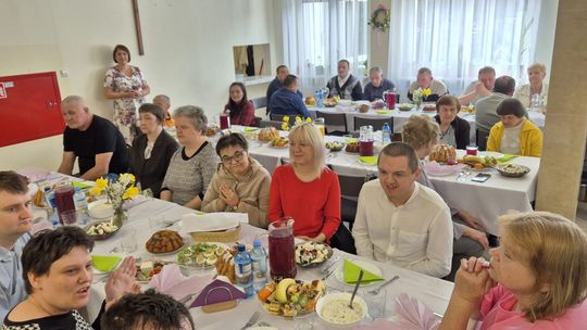 Chełm. Przedświąteczne spotkanie wielkanocne w Warsztacie Terapii Zajęciowej Caritas w Chełmie [GALERIA ZDJĘĆ]
