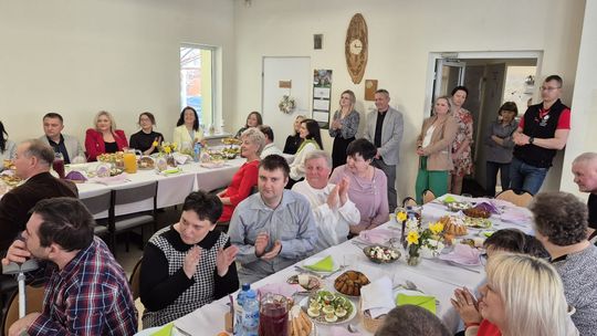 Chełm. Przedświąteczne spotkanie wielkanocne w Warsztacie Terapii Zajęciowej Caritas w Chełmie [GALERIA ZDJĘĆ]