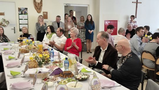 Chełm. Przedświąteczne spotkanie wielkanocne w Warsztacie Terapii Zajęciowej Caritas w Chełmie [GALERIA ZDJĘĆ]