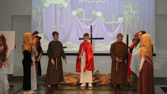 Misterium „Trzy Krzyże” w Chełmskiej Bibliotece Publicznej [GALERIA ZDJĘĆ]