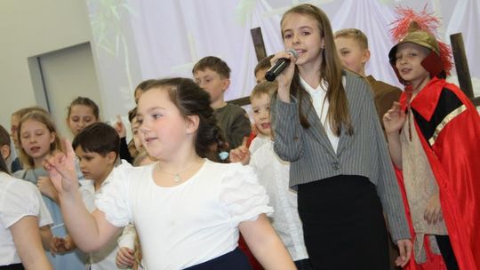 Misterium „Trzy Krzyże” w Chełmskiej Bibliotece Publicznej [GALERIA ZDJĘĆ]