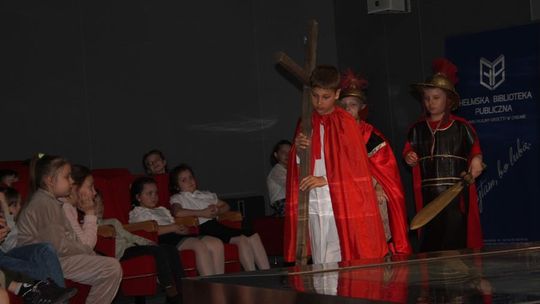 Misterium „Trzy Krzyże” w Chełmskiej Bibliotece Publicznej [GALERIA ZDJĘĆ]