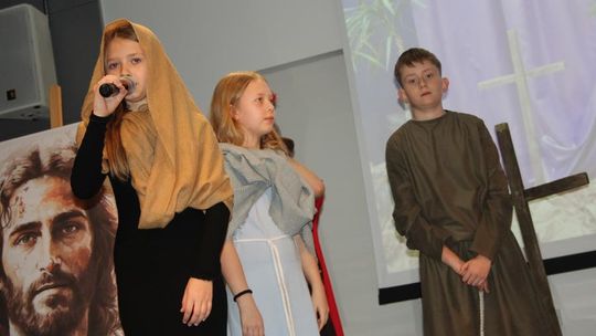 Misterium „Trzy Krzyże” w Chełmskiej Bibliotece Publicznej [GALERIA ZDJĘĆ]