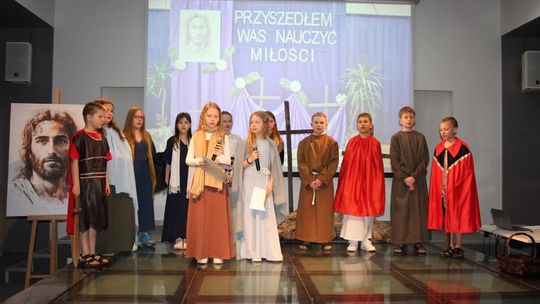 Misterium „Trzy Krzyże” w Chełmskiej Bibliotece Publicznej [GALERIA ZDJĘĆ]