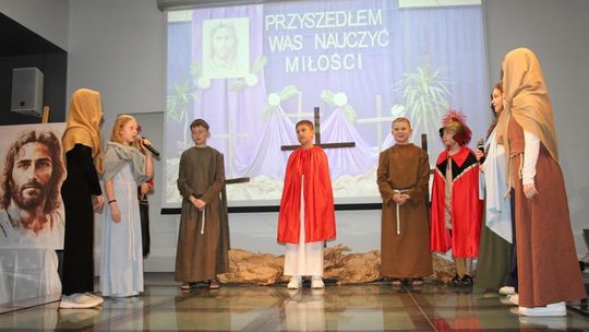 Misterium „Trzy Krzyże” w Chełmskiej Bibliotece Publicznej [GALERIA ZDJĘĆ]