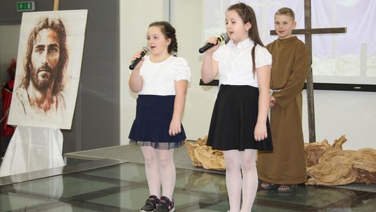 Misterium „Trzy Krzyże” w Chełmskiej Bibliotece Publicznej [GALERIA ZDJĘĆ]