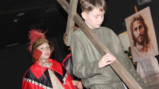 Misterium „Trzy Krzyże” w Chełmskiej Bibliotece Publicznej [GALERIA ZDJĘĆ]