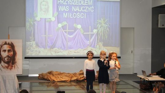 Misterium „Trzy Krzyże” w Chełmskiej Bibliotece Publicznej [GALERIA ZDJĘĆ]