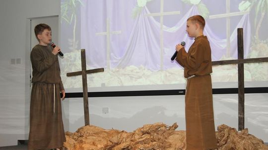 Misterium „Trzy Krzyże” w Chełmskiej Bibliotece Publicznej [GALERIA ZDJĘĆ]