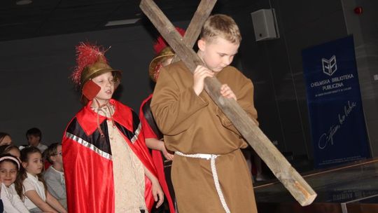 Misterium „Trzy Krzyże” w Chełmskiej Bibliotece Publicznej [GALERIA ZDJĘĆ]