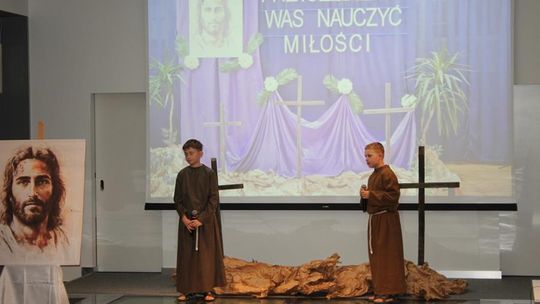 Misterium „Trzy Krzyże” w Chełmskiej Bibliotece Publicznej [GALERIA ZDJĘĆ]