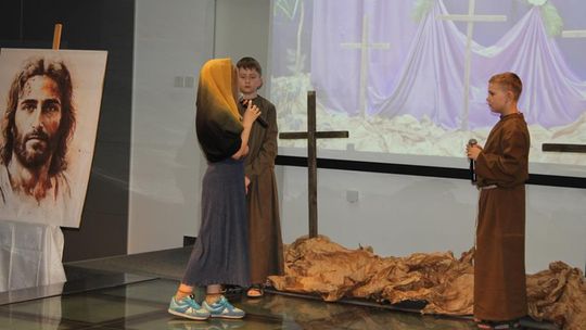 Misterium „Trzy Krzyże” w Chełmskiej Bibliotece Publicznej [GALERIA ZDJĘĆ]