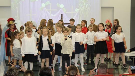 Misterium „Trzy Krzyże” w Chełmskiej Bibliotece Publicznej [GALERIA ZDJĘĆ]