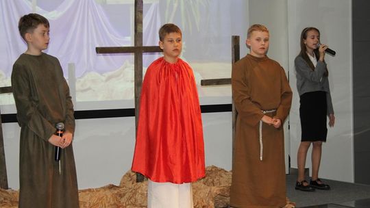 Misterium „Trzy Krzyże” w Chełmskiej Bibliotece Publicznej [GALERIA ZDJĘĆ]