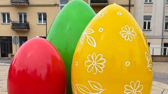 Widać, że zaraz święta. Wielkanocne kolorowe jaja pojawiły się w Chełmie [ZDJĘCIA]