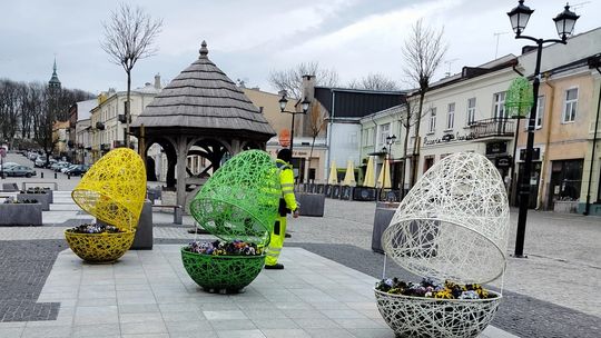 Widać, że zaraz święta. Wielkanocne kolorowe jaja pojawiły się w Chełmie [ZDJĘCIA]
