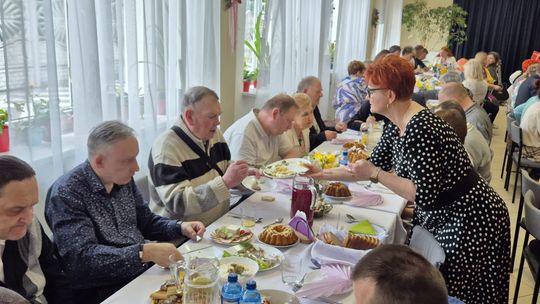 Chełm. Przedświąteczne spotkanie wielkanocne w Warsztacie Terapii Zajęciowej Caritas w Chełmie [GALERIA ZDJĘĆ]