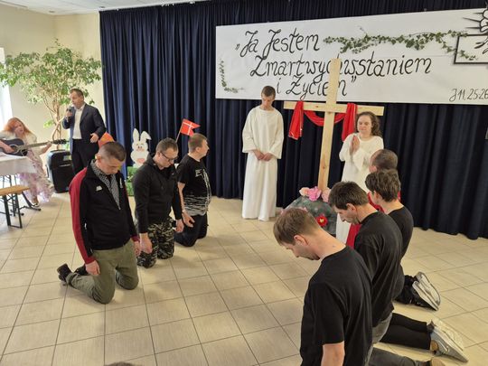 Chełm. Przedświąteczne spotkanie wielkanocne w Warsztacie Terapii Zajęciowej Caritas w Chełmie [GALERIA ZDJĘĆ]