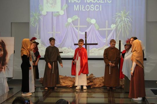 Misterium „Trzy Krzyże” w Chełmskiej Bibliotece Publicznej [GALERIA ZDJĘĆ]