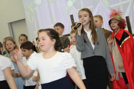 Misterium „Trzy Krzyże” w Chełmskiej Bibliotece Publicznej [GALERIA ZDJĘĆ]