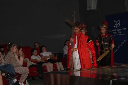 Misterium „Trzy Krzyże” w Chełmskiej Bibliotece Publicznej [GALERIA ZDJĘĆ]