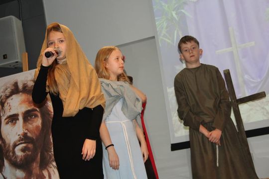 Misterium „Trzy Krzyże” w Chełmskiej Bibliotece Publicznej [GALERIA ZDJĘĆ]