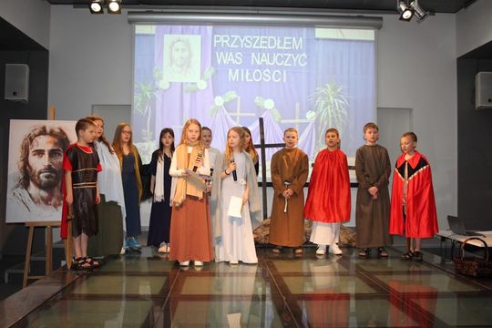 Misterium „Trzy Krzyże” w Chełmskiej Bibliotece Publicznej [GALERIA ZDJĘĆ]