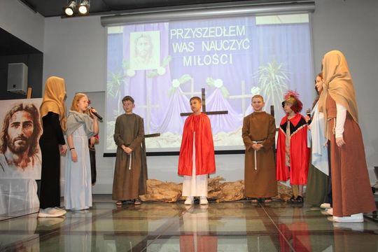 Misterium „Trzy Krzyże” w Chełmskiej Bibliotece Publicznej [GALERIA ZDJĘĆ]